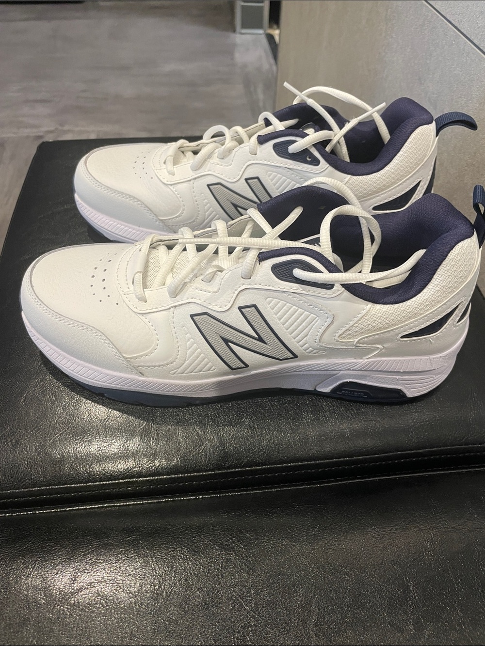 New Balance Men’s White leather sneakers